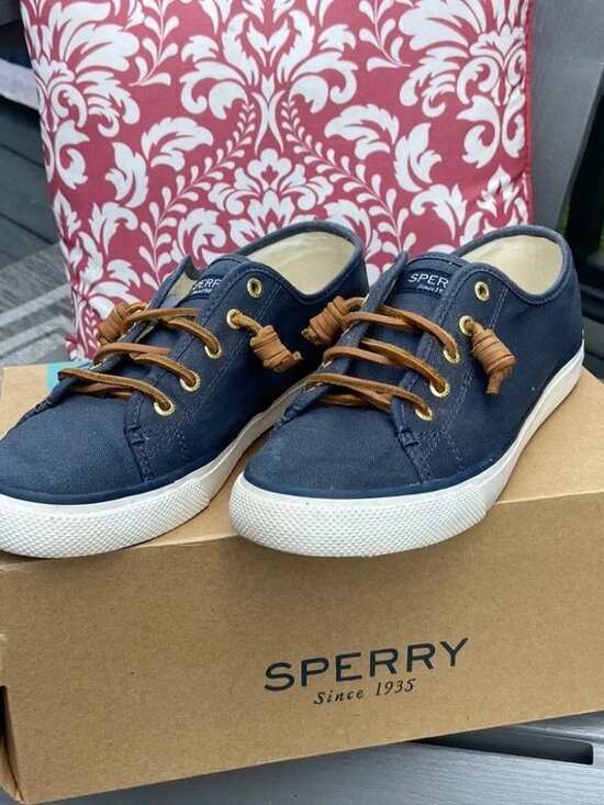 Sperry Shoes - EUC Women’s Seacoat Navy Sperry Sneakers Sz 7.5